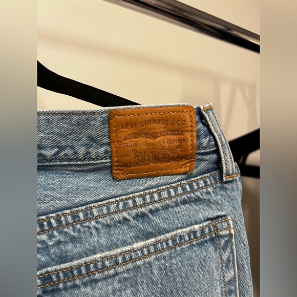 Distressed Levi Wedgie Fit Jeans - Picture 3 of 4